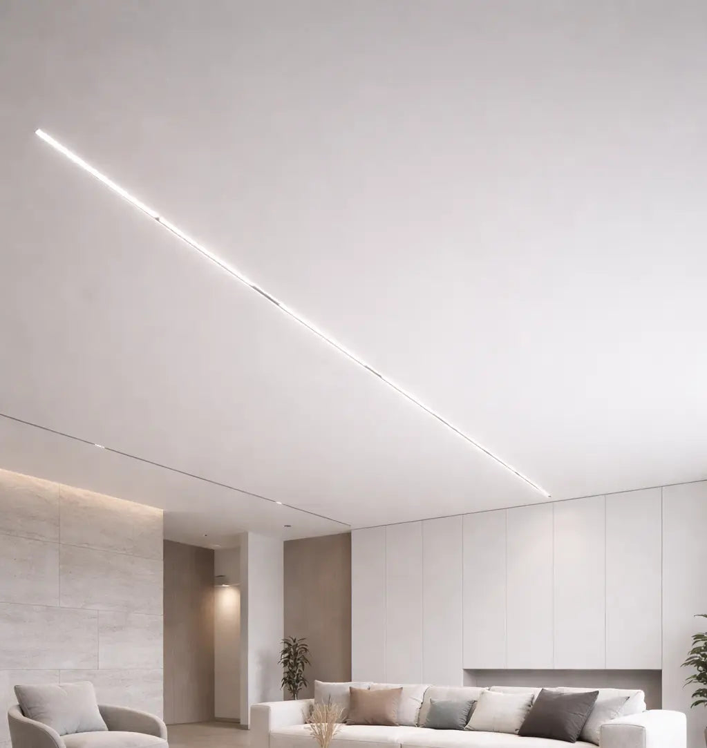 Sistema lineare LED da incasso a soffitto in ambiente moderno minimal con illuminazione architettonica integrata