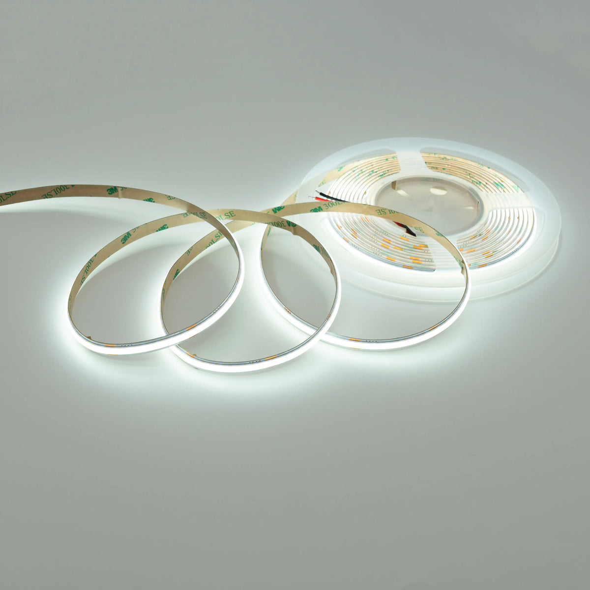 Striscia LED COB luce fredda 6500K accesa effetto uniforme