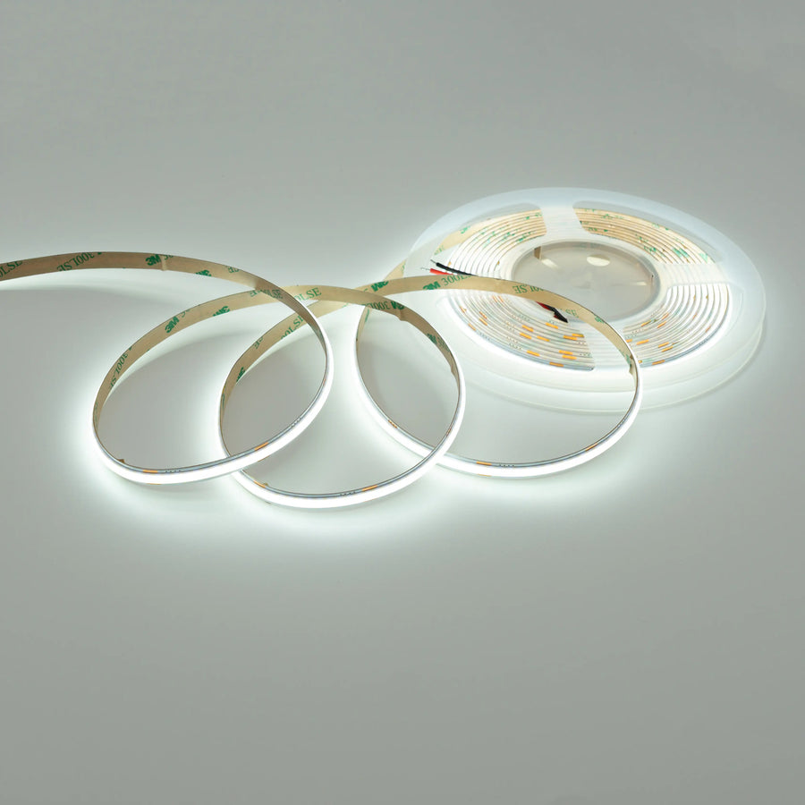 Striscia LED COB luce fredda 6500K accesa effetto uniforme